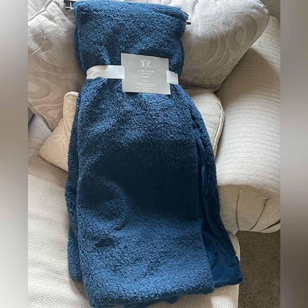 Noble excellence warm faux fur throw BNWT